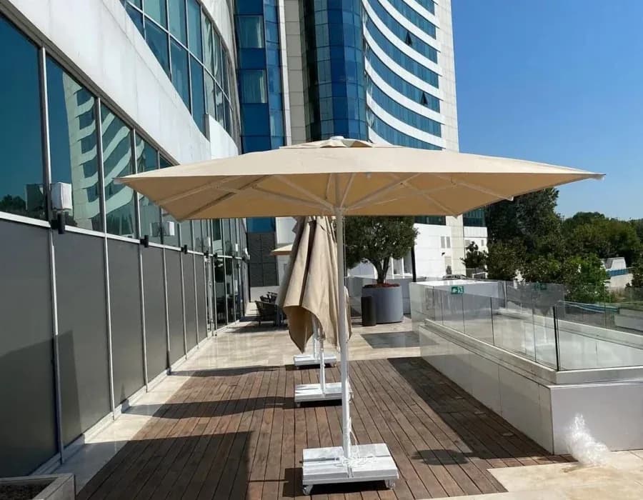 Hyatt Regency Ataköy terasında Mega Pulley şemsiye