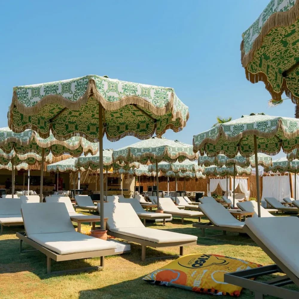 Merneith Beach'te şemsiyeler ve şezlonglar